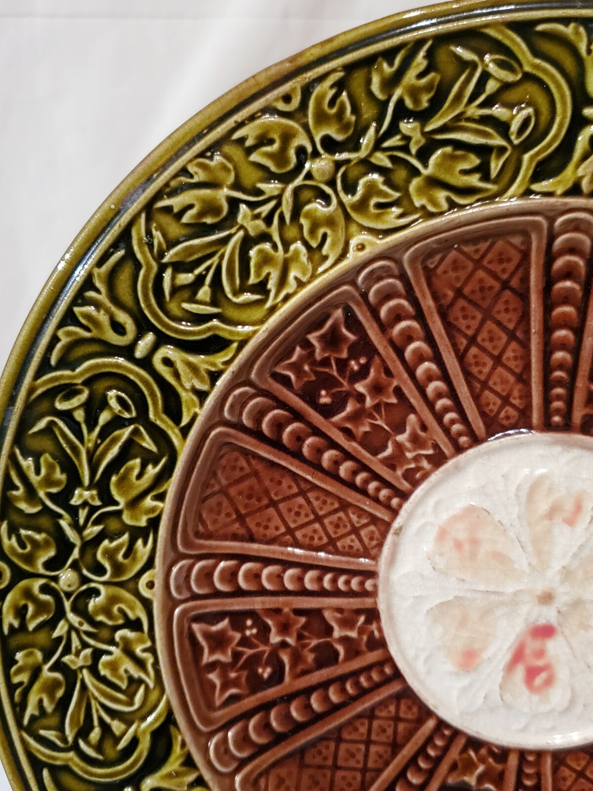 Antique (?) MAJOLICA DARK GREEN & BROWN Raised Relief Flower Center Plate–9”–Gre