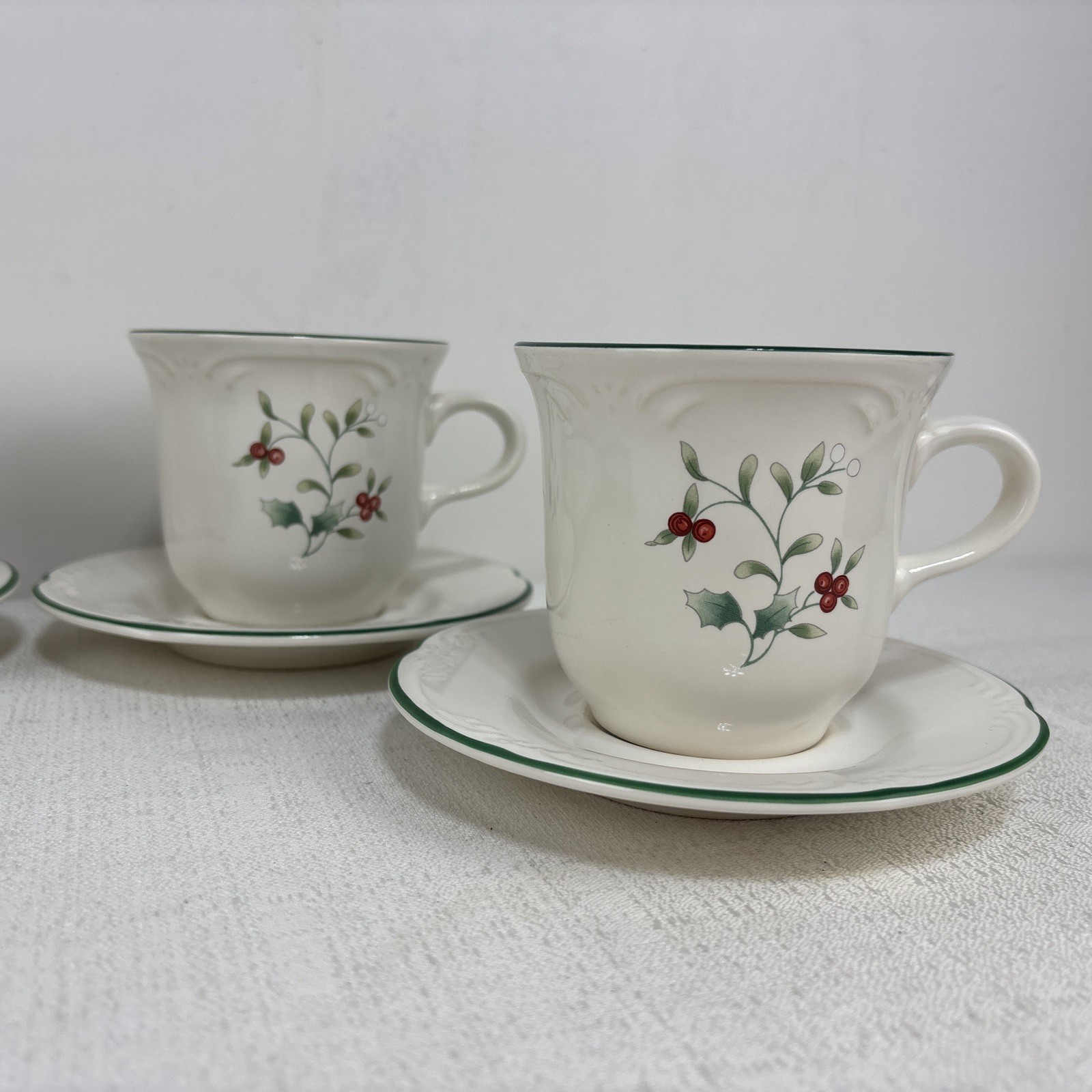 Pfaltzgraff “Winterberry” Coffee Cup Mug & Saucer Set Of 4 Christmas Holiday