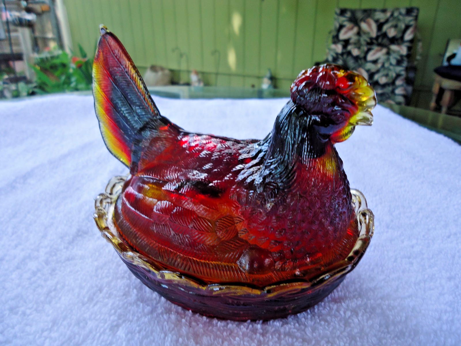 VINTAGE L.G. WRIGHT RUBY RED AMBERINA SPLIT TAIL HEN ON NEST Glows
