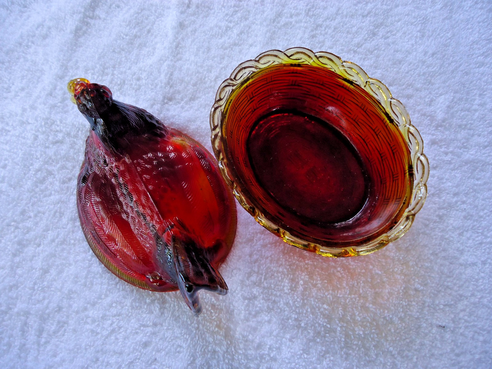 VINTAGE L.G. WRIGHT RUBY RED AMBERINA SPLIT TAIL HEN ON NEST Glows