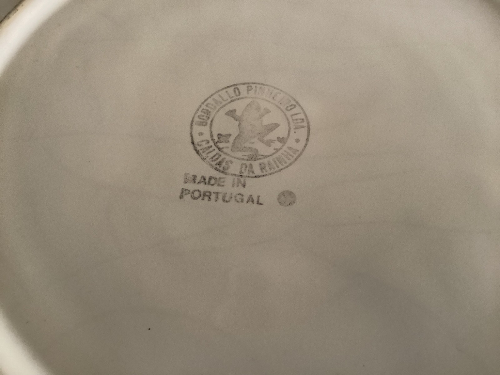 (2) Bordallo Pinheiro 11” White Maple Leaves Dinner Plates XLNT Condition
