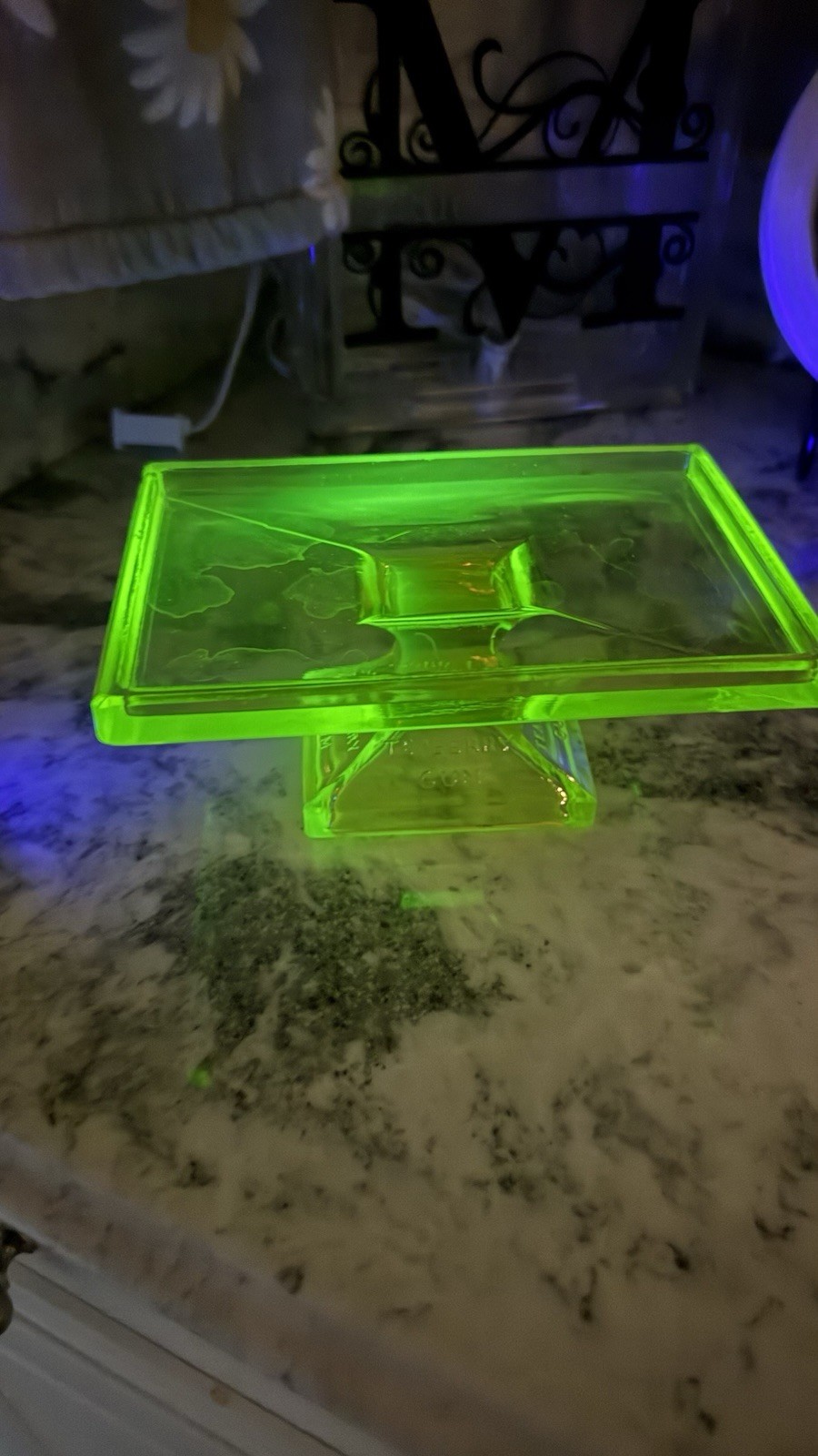 1900s CLARKS TEABERRY VASELINE URANIUM GLASS-GUM DISPLAY STAND