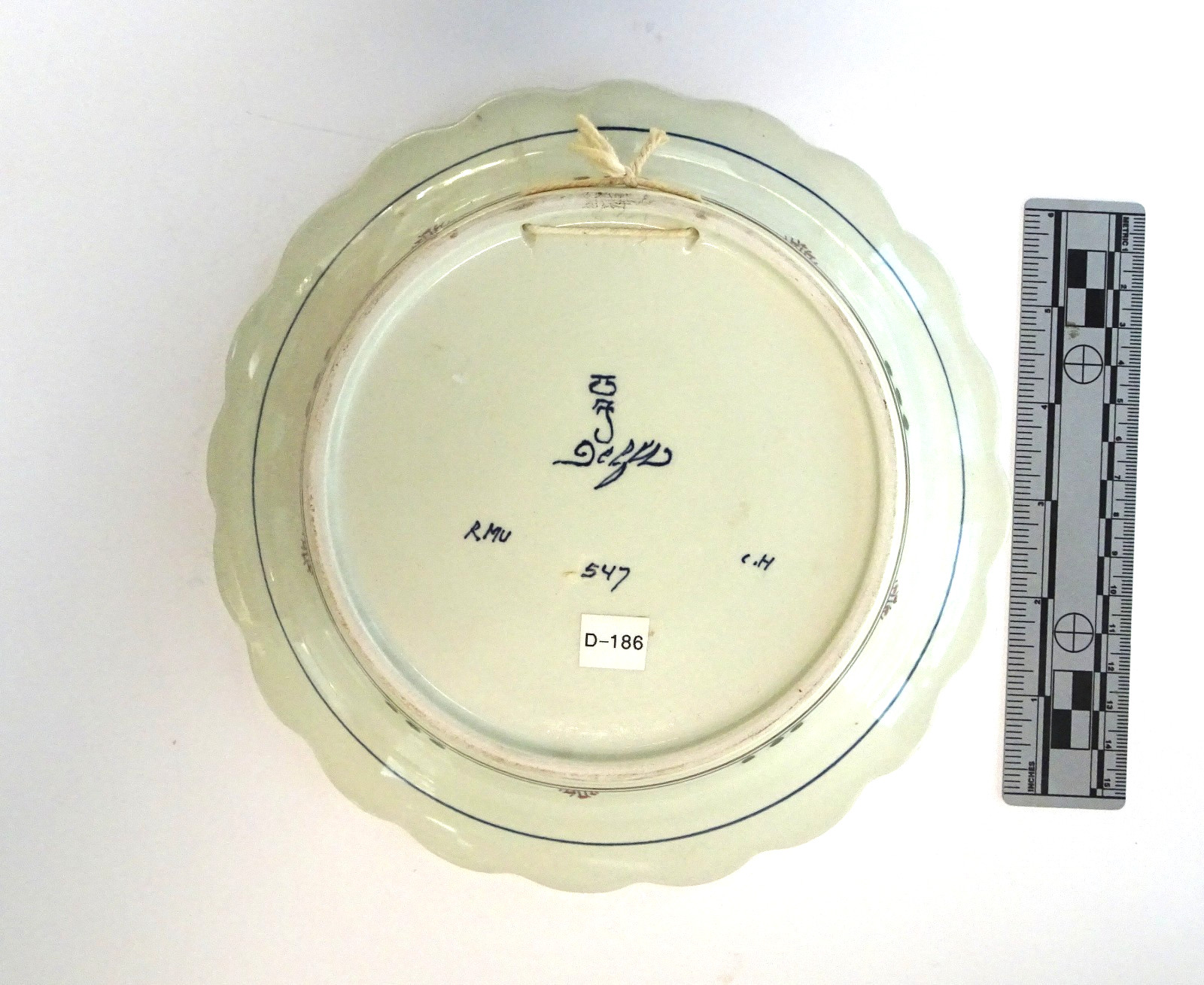 Delft Polychrome bowl with scalloped edges, 21 x 4 cm