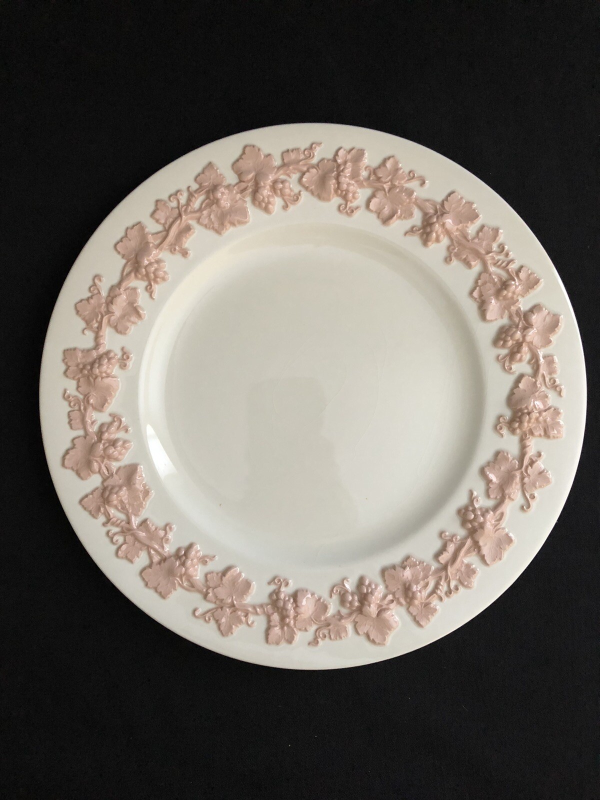 WEDGWOOD QUEENSWARE PINK ON CREAM 10-3/4″ DINNER PLATE GRAPES — AS IS