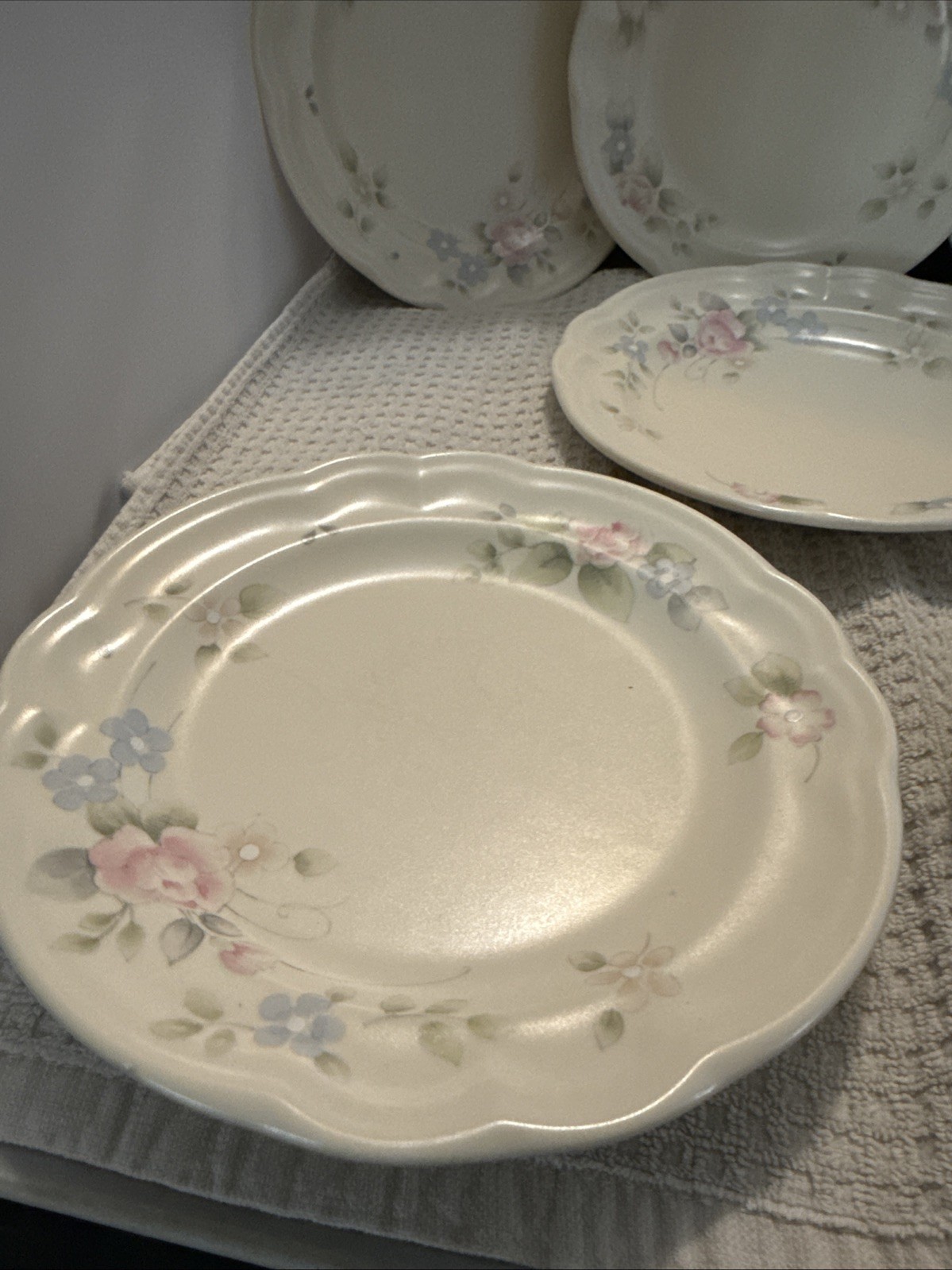Pfaltzgraff Tea Rose Salad/Bread/Dessert Plates 7 1/4″ – Set of 6