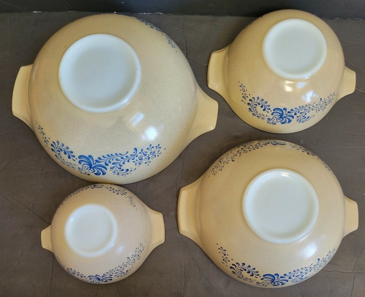 Set of 4 Vintage Pyrex Homestead Cinderella Nesting Mixing Bowls 441-444 Tan