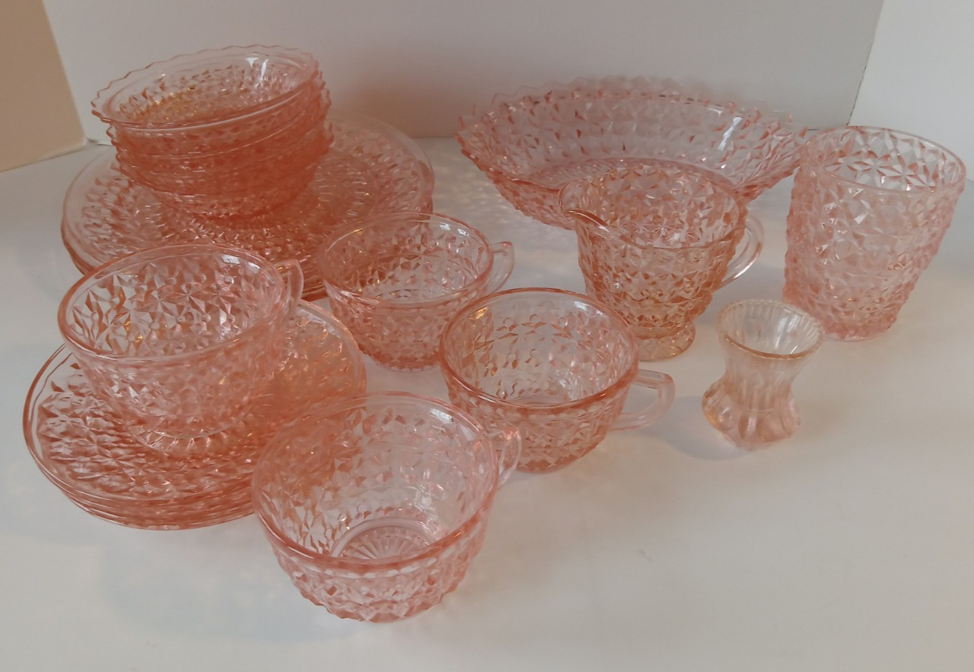 Jeannette Pink Depression Glass Holiday Buttons and Bows 19 Piece Set