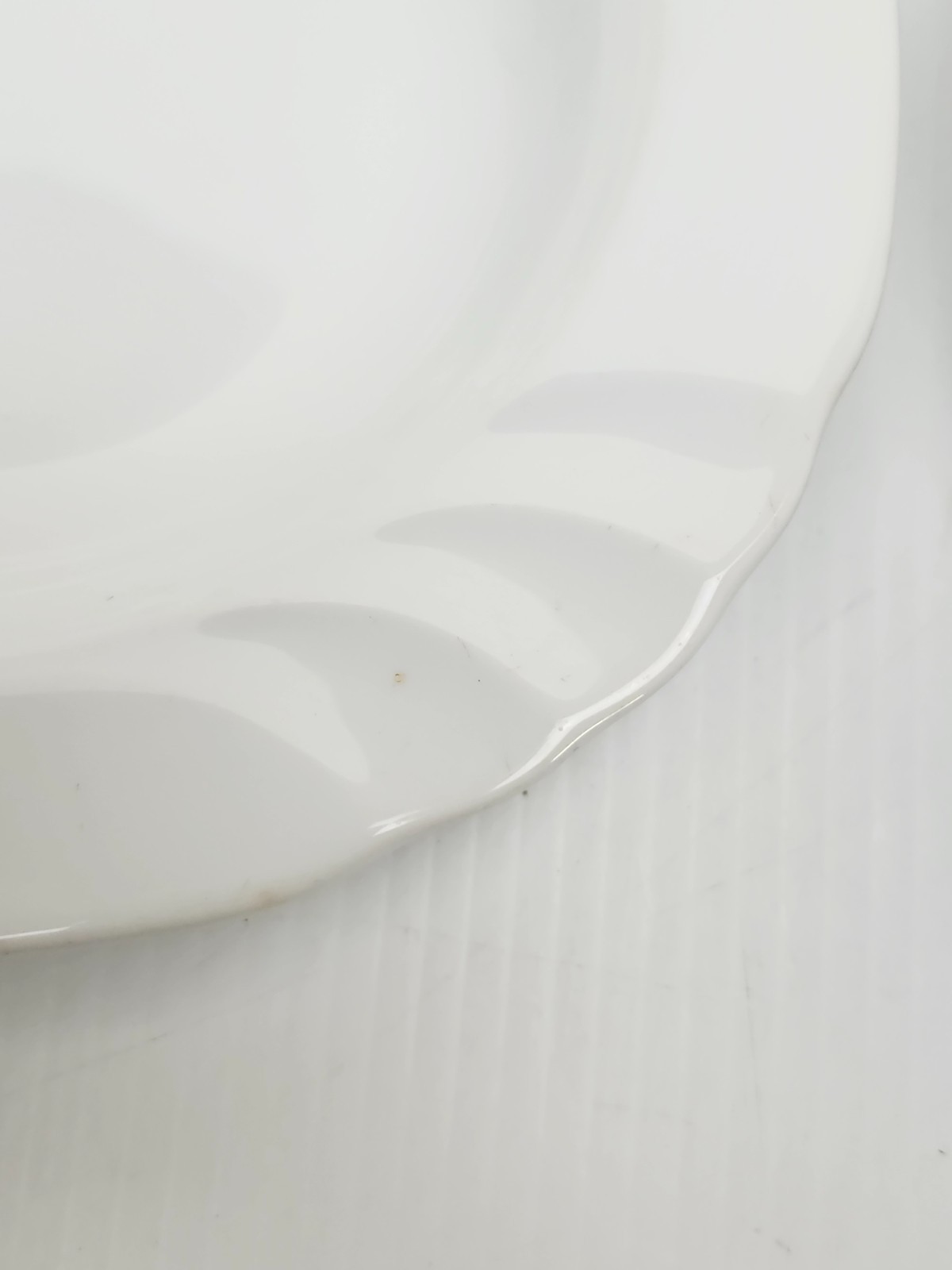 Set of 4 White Scalloped Rim Soup Bowls 8.75″ – Thick Stoneware – Unmarked