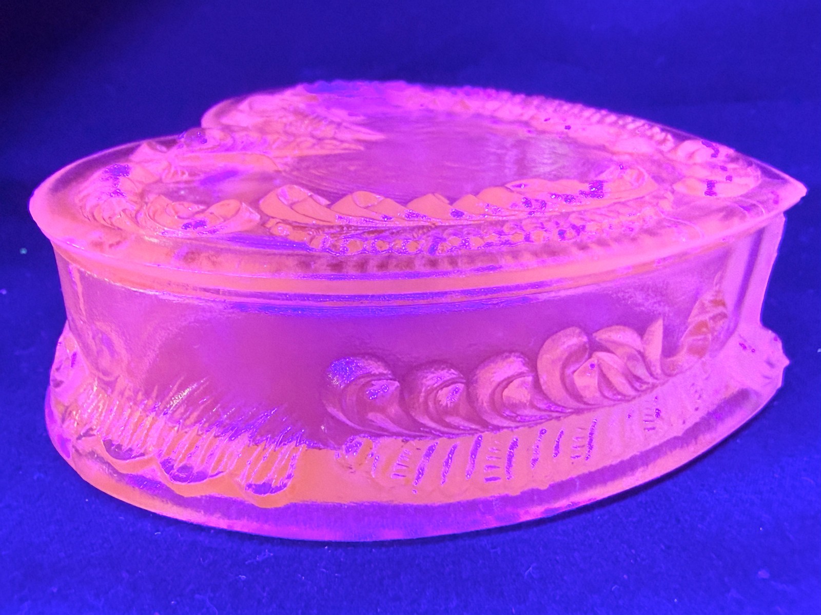 Green Vaseline Uranium art glass Heart Powder makeup box candy dish jewelry glow