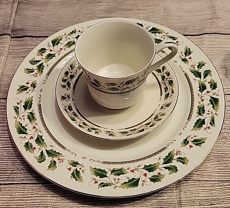 ROYAL LIMITED HOLIDAY HOME FOR THE HOLIDAY 12 PIECE DINNER SET