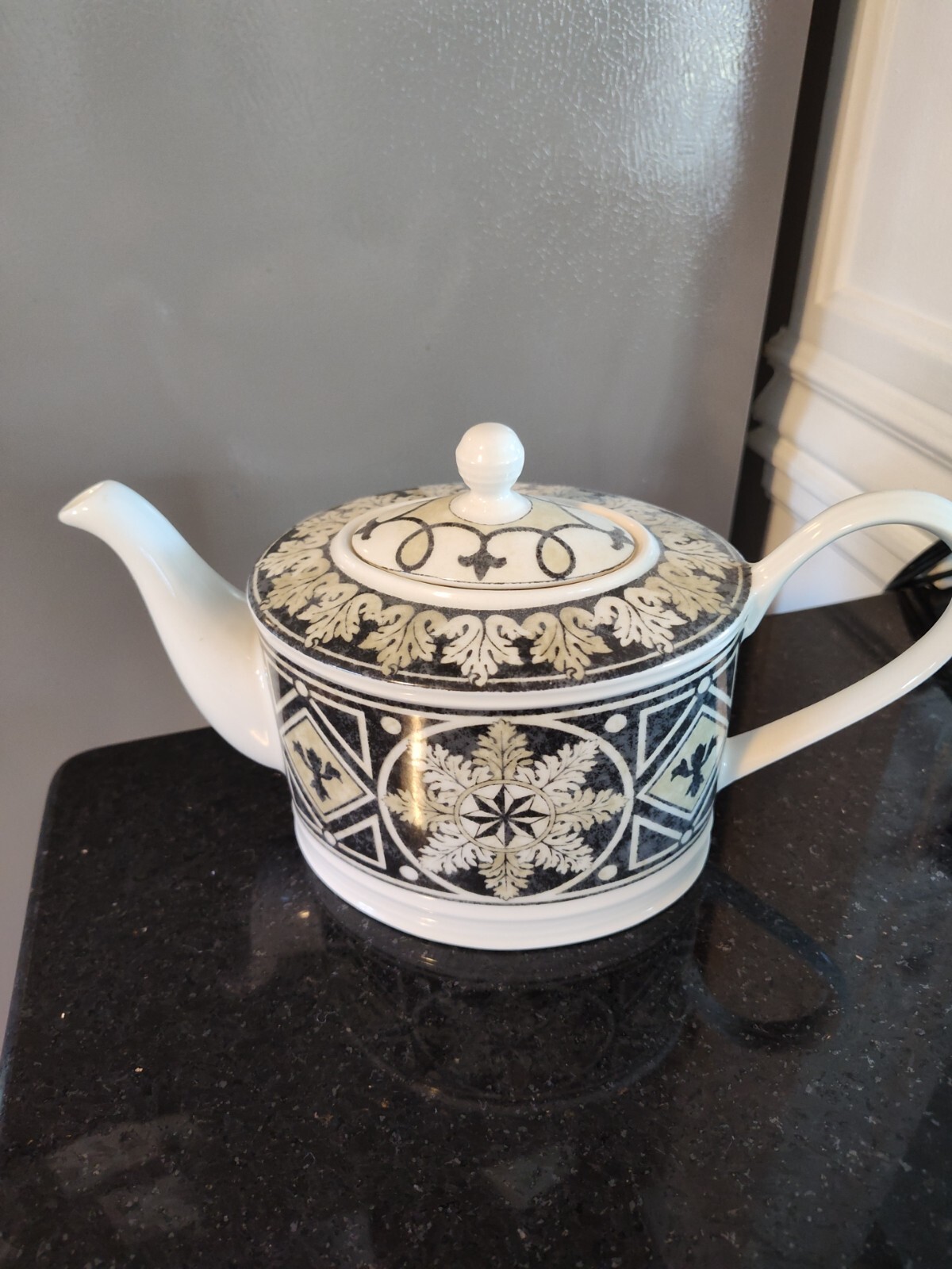 222 Fifth San Marco Black and White EUC
