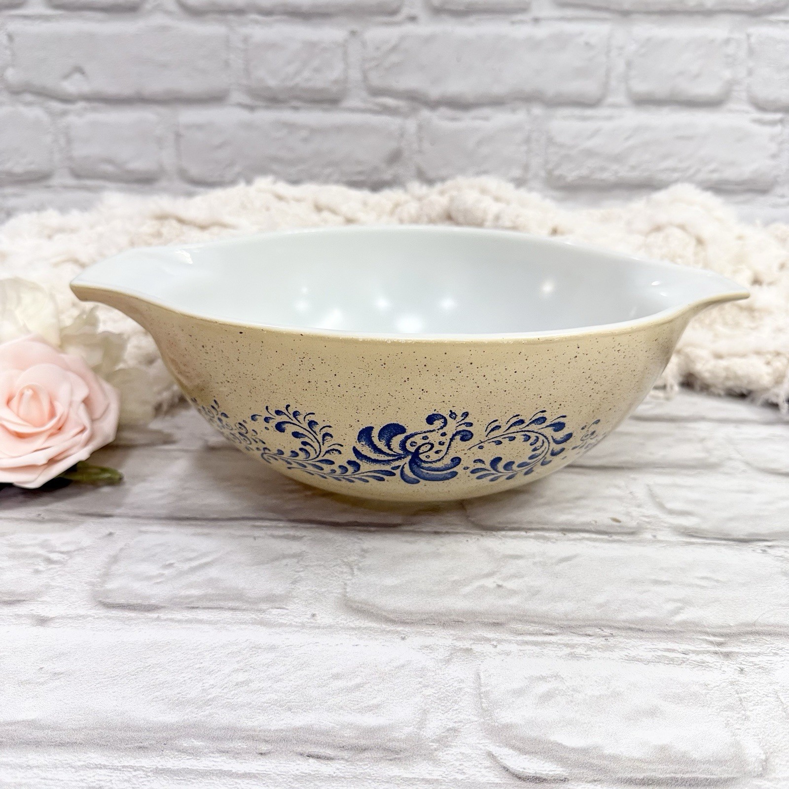 Vtg PYREX Homestead Cinderella Nesting Mixing Bowls 2ct 443 – 2.5 Qt & 444 – 4Qt