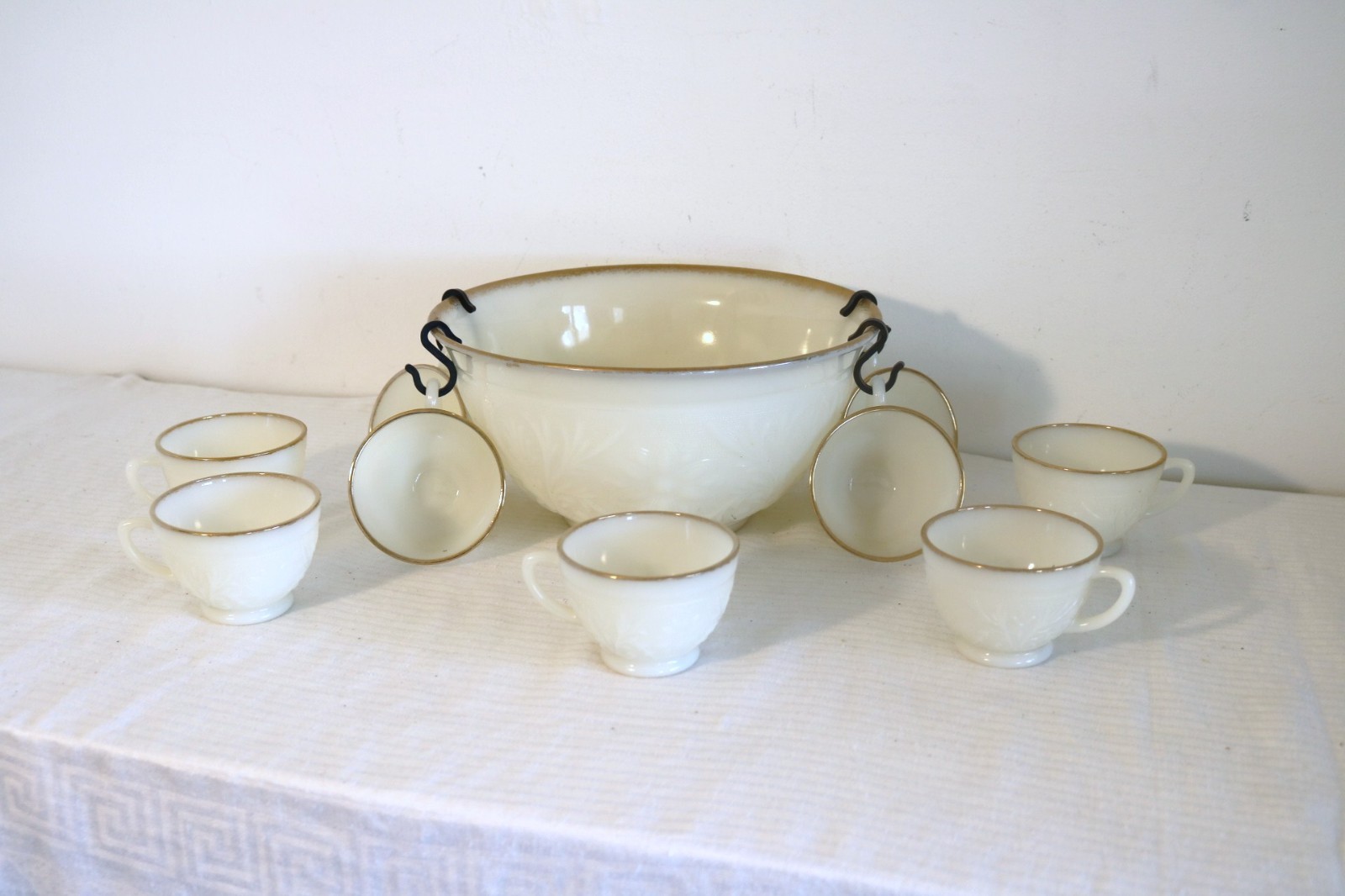 ANCHOR HOCKING SANDWICH IVORY GLASS GOLD TRIM USA 15-Piece Punch Bowl Set