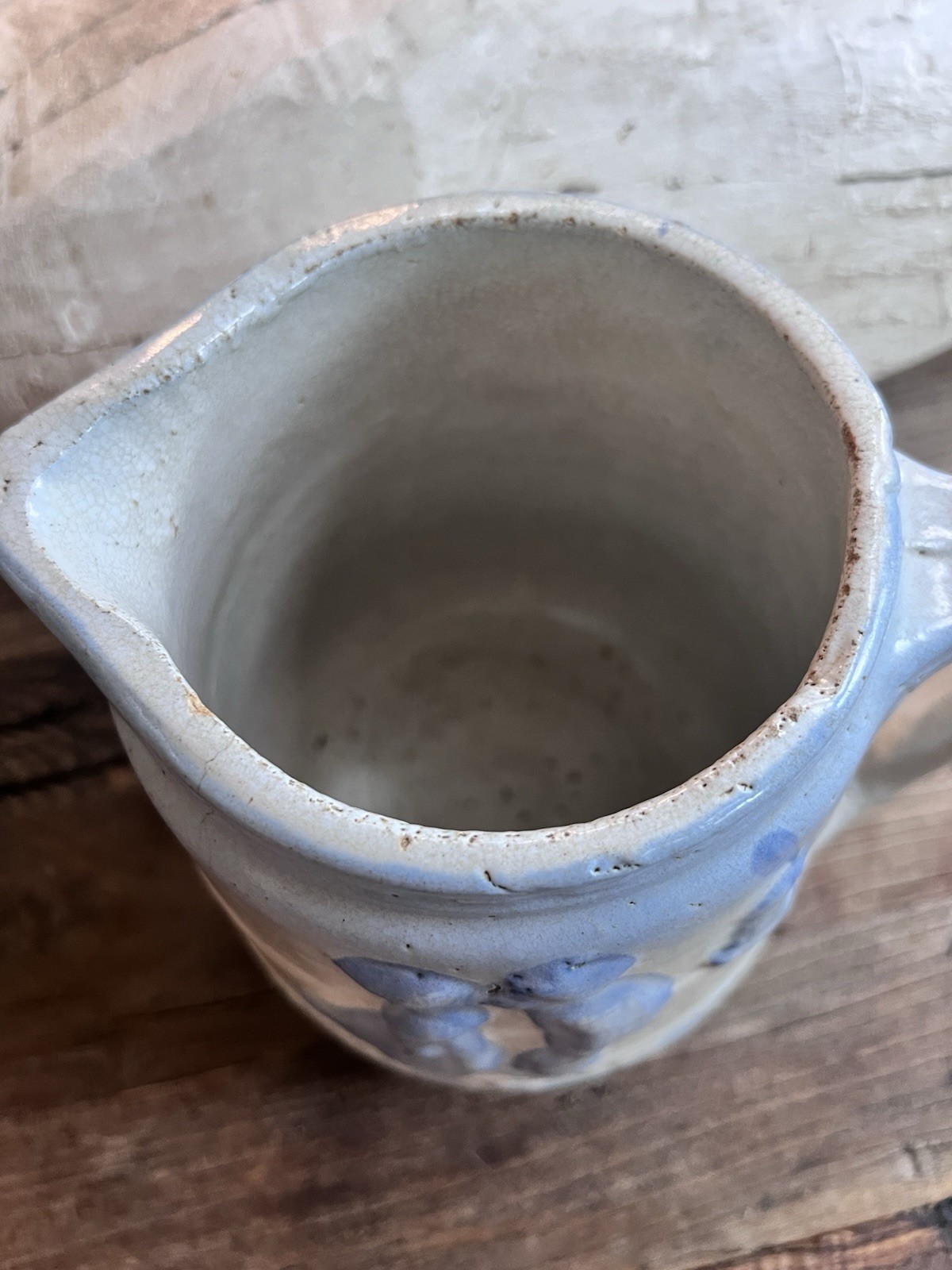 ANTIQUE 1900s BLUE & WHITE SALT GLAZE KISSING DUTCH KIDS STONEWARE PITHCER 7″