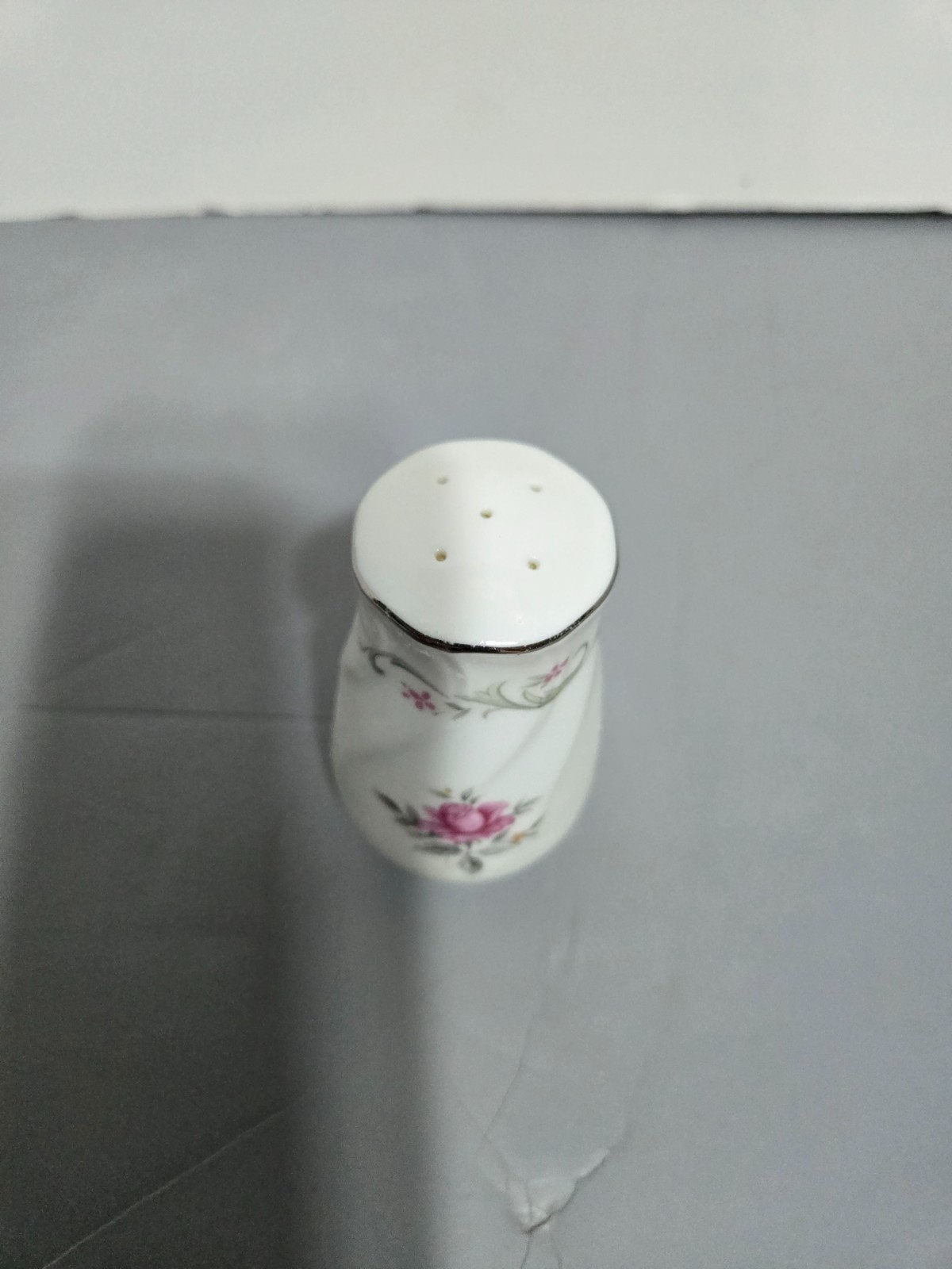 Fine China of Japan Royal Swirl Pattern Pepper Shaker 3-5/8″ in Height