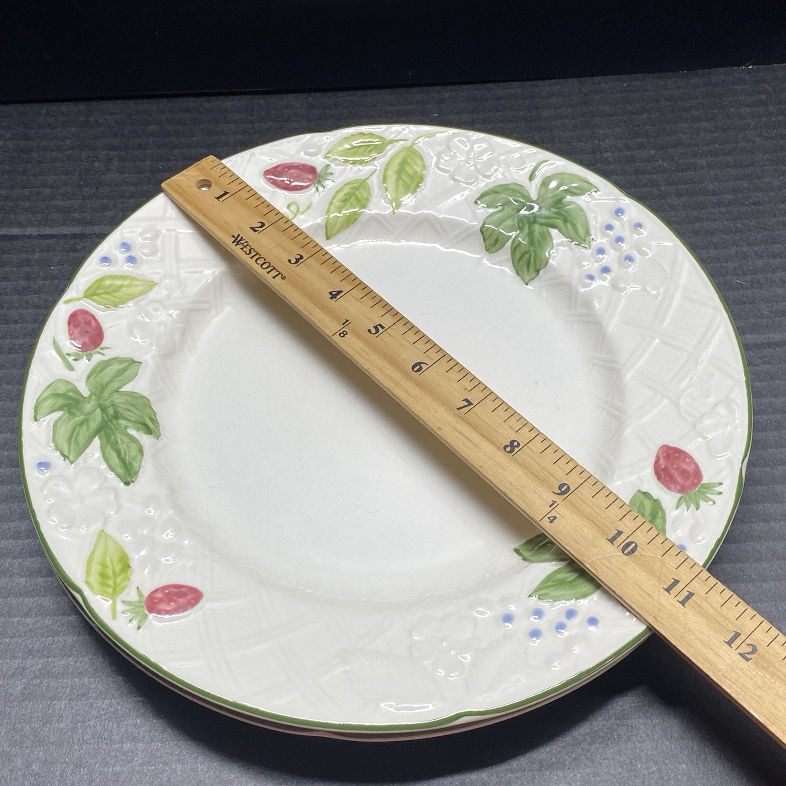 Mikasa COUNTRY BERRIES Strawberry Large Rim Salad Bowls (4) & Dinner Plates (2)