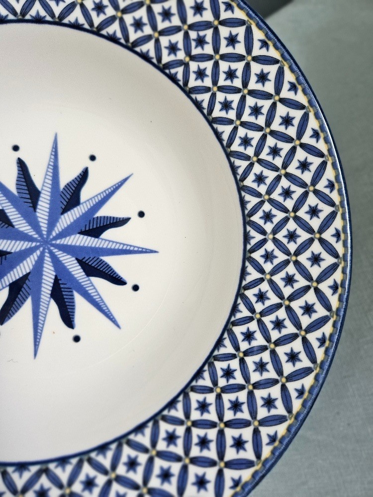 Victoria & Beale Williamsburg Soup Bowls Set of 4 Cobalt Blue Yellow White 8.5″