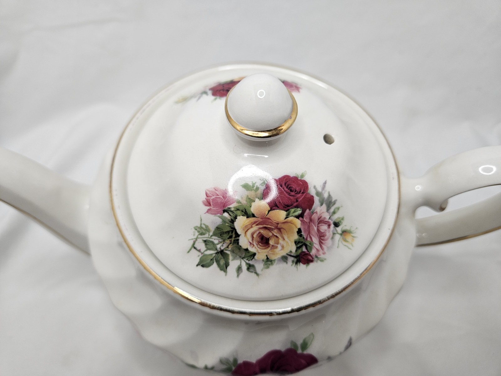 VINTAGE Windsor Bone China Swirled Pink Yellow Red Roses Teapot Made In ENGLAND