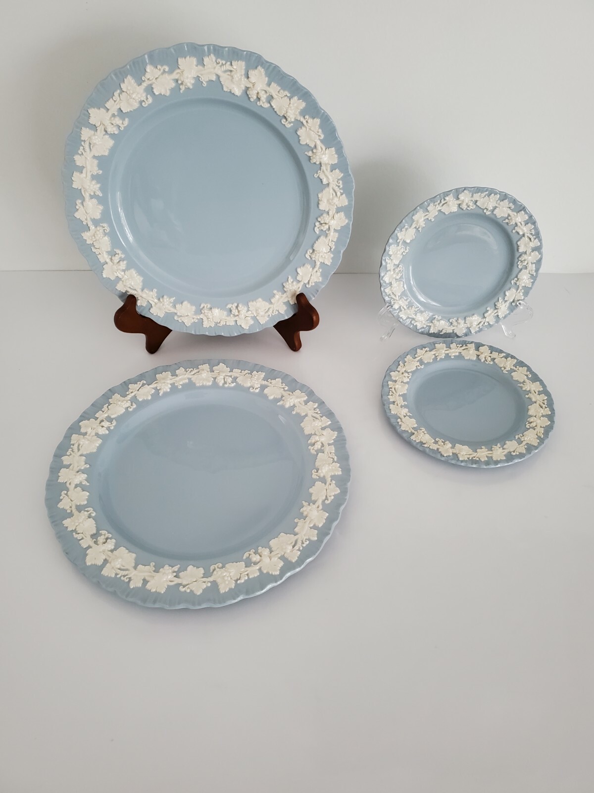 WEDGWOOD Queensware Cream on Lavender 2 Dinner + 2 Bread Plates Shell pattern