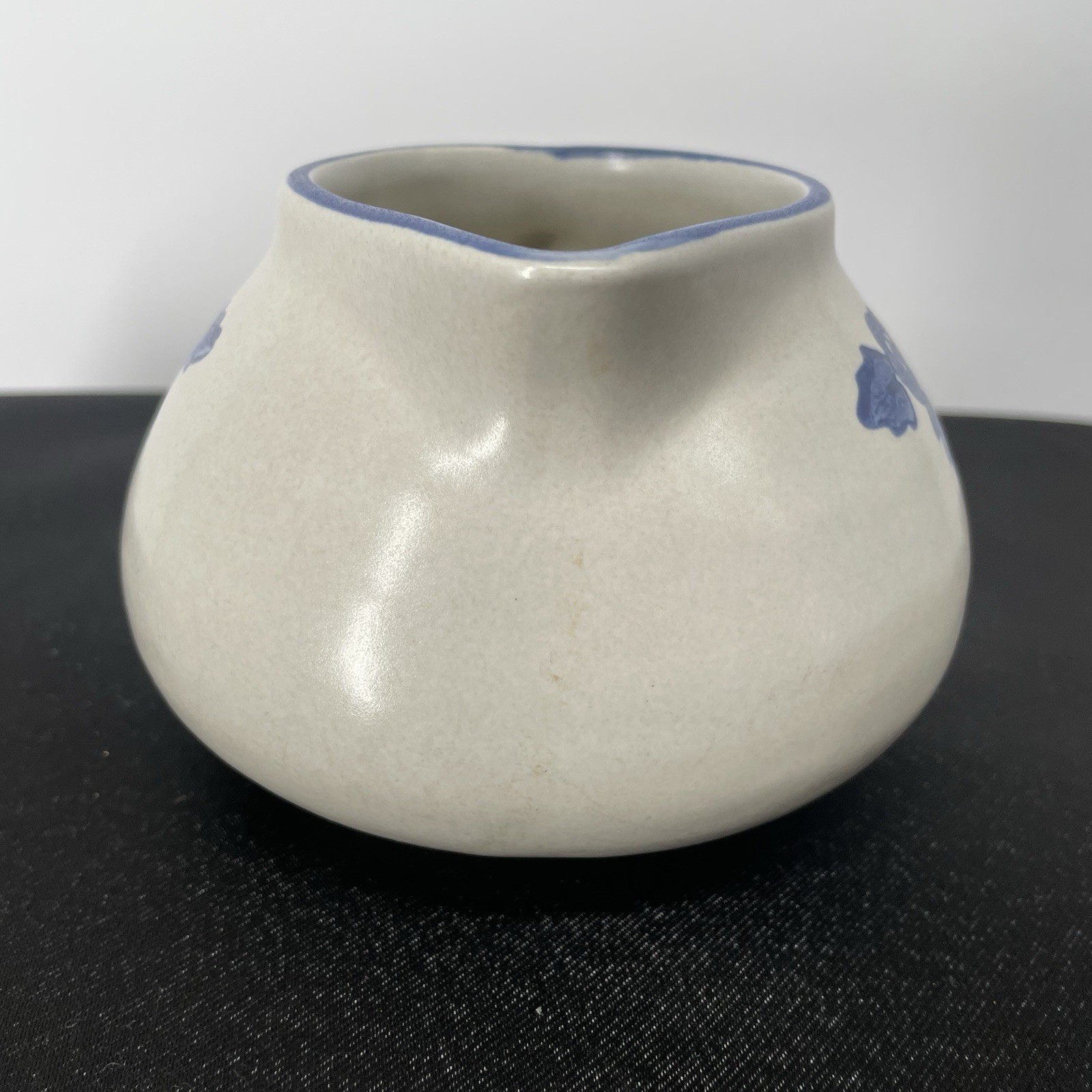 Vintage 70s Pfaltzgraff Yorktowne Gravy Boat Pitcher Creamer Handled Blue White