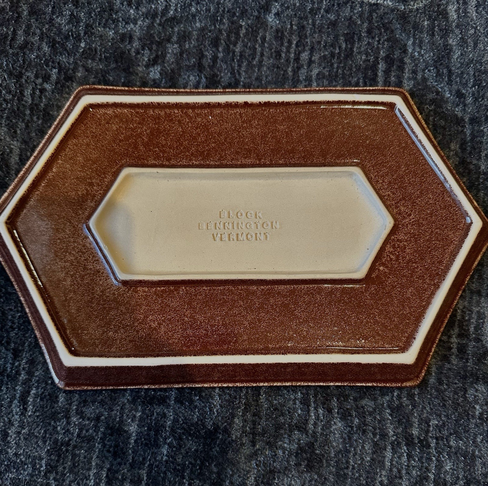 BENNINGTON BLOCK POTTERY VERMONT HEXAGONAL BROWN TRINKET BOXES AND TRAY