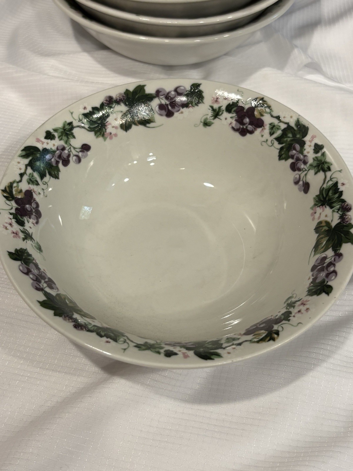 Four (4) Mainstays 6 1/2” Fruit Soup Cereal Bowls Grapevines