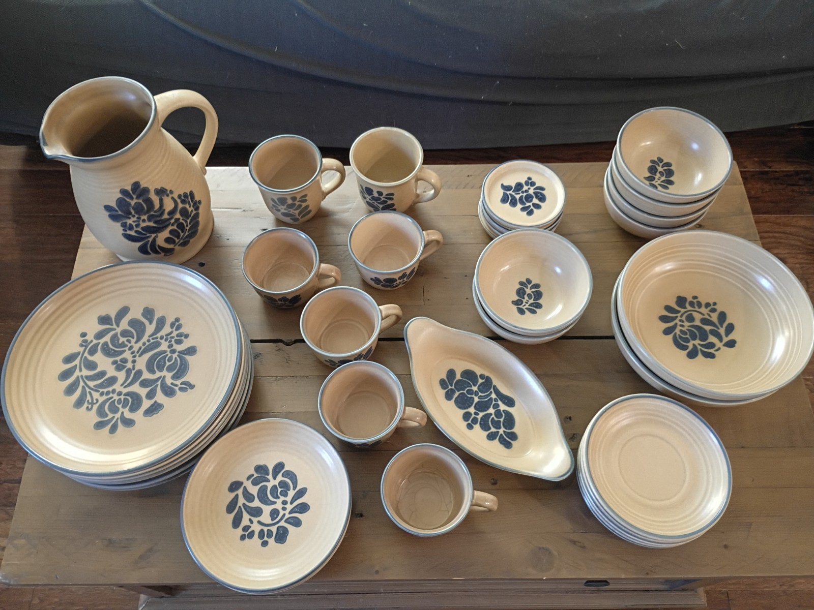 pfaltzgraff Folk Art 36 Piece Set Great Condition