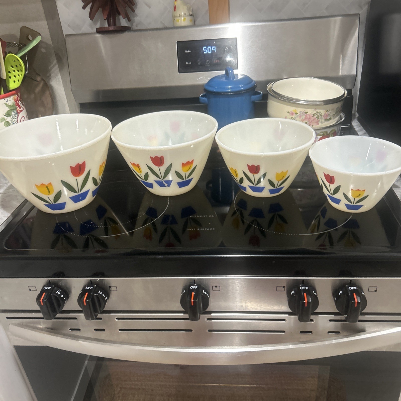 Vintage Fire king tulip mixing bowl set Of 4 🔥🔥🔥