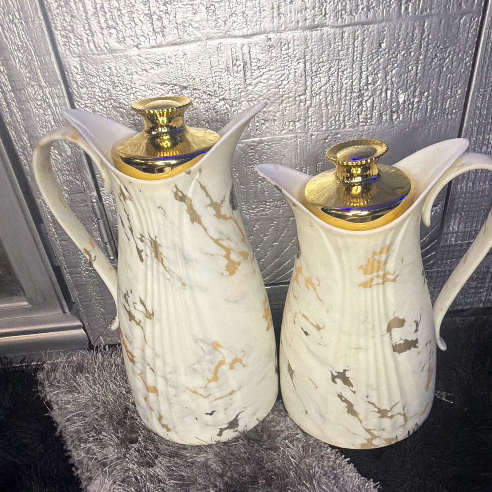 Unmarked 2pc Ceramic Marble Pitcher Set Glossy Gold Lids 0.7L/1.0L