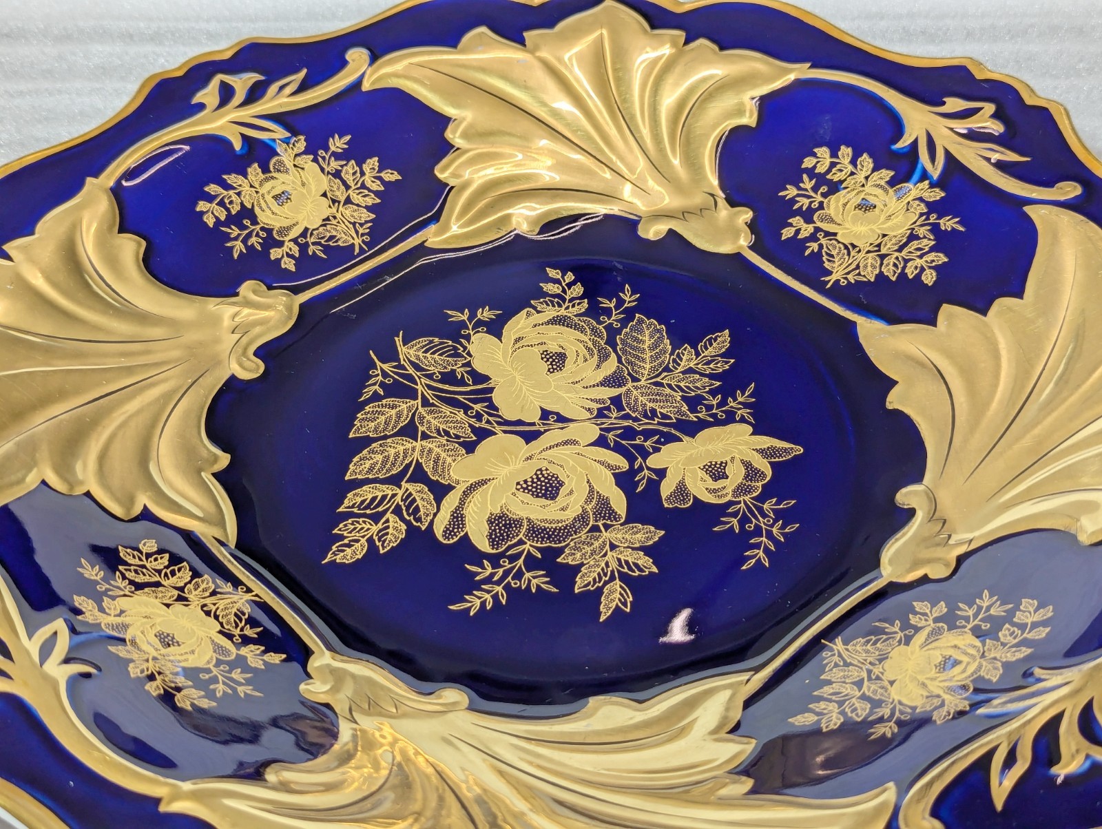 Weimar Porzellan Jutta Echt Kobalt 12.5″ Decorative Plate 522/66 – Gold Gilt
