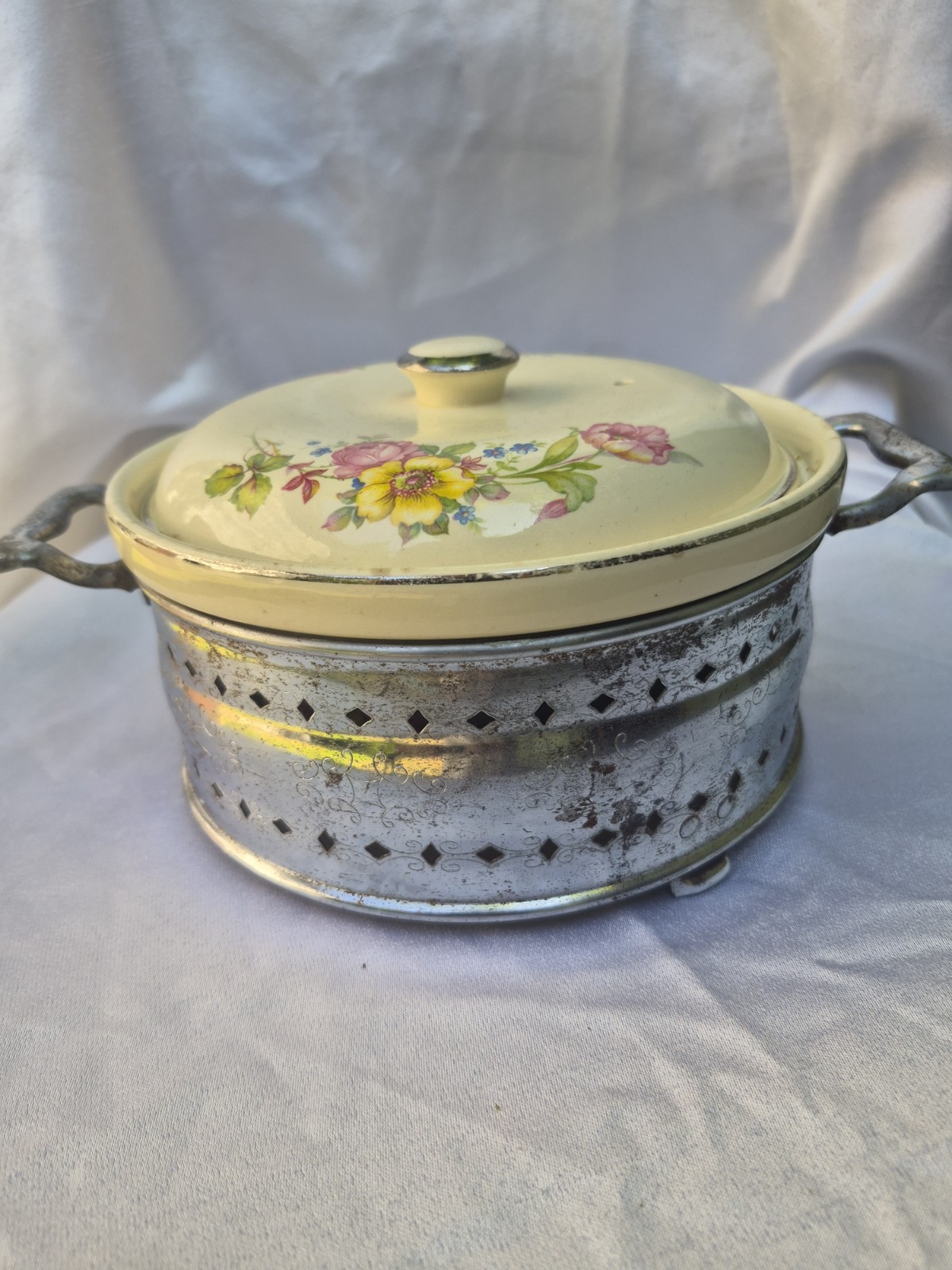 Round Floral Ceramic Casserole w/ Lid, Metal Holder Handles, Beige/Silver