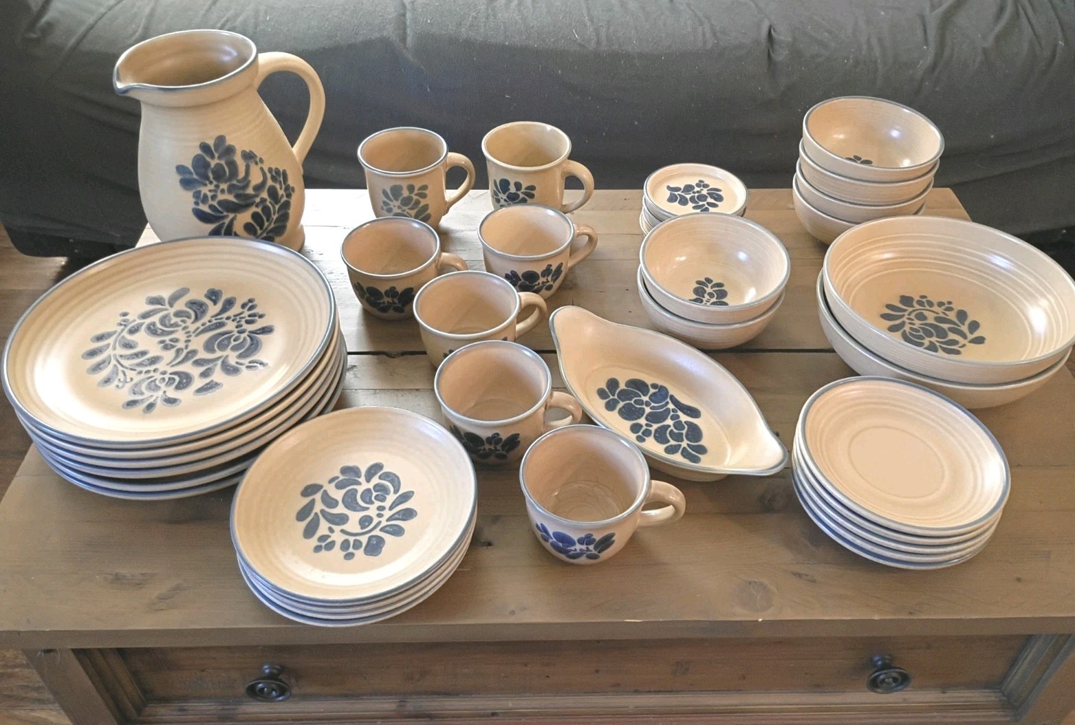 pfaltzgraff Folk Art 36 Piece Set Great Condition