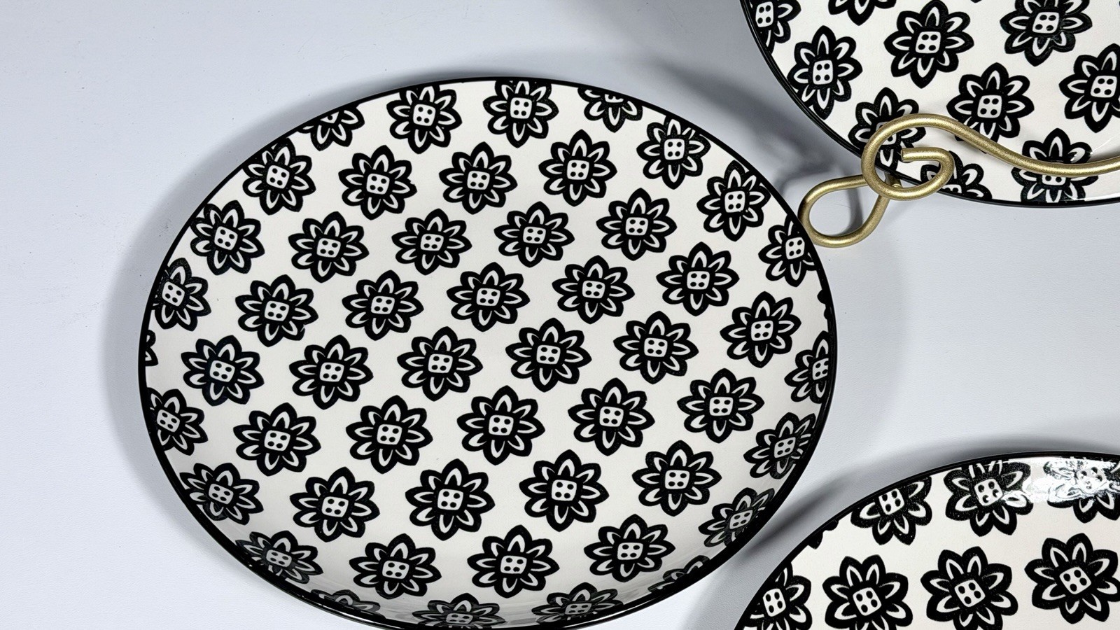 Set of 4 Certified International Black White Floral Dinner Plates 10.5”