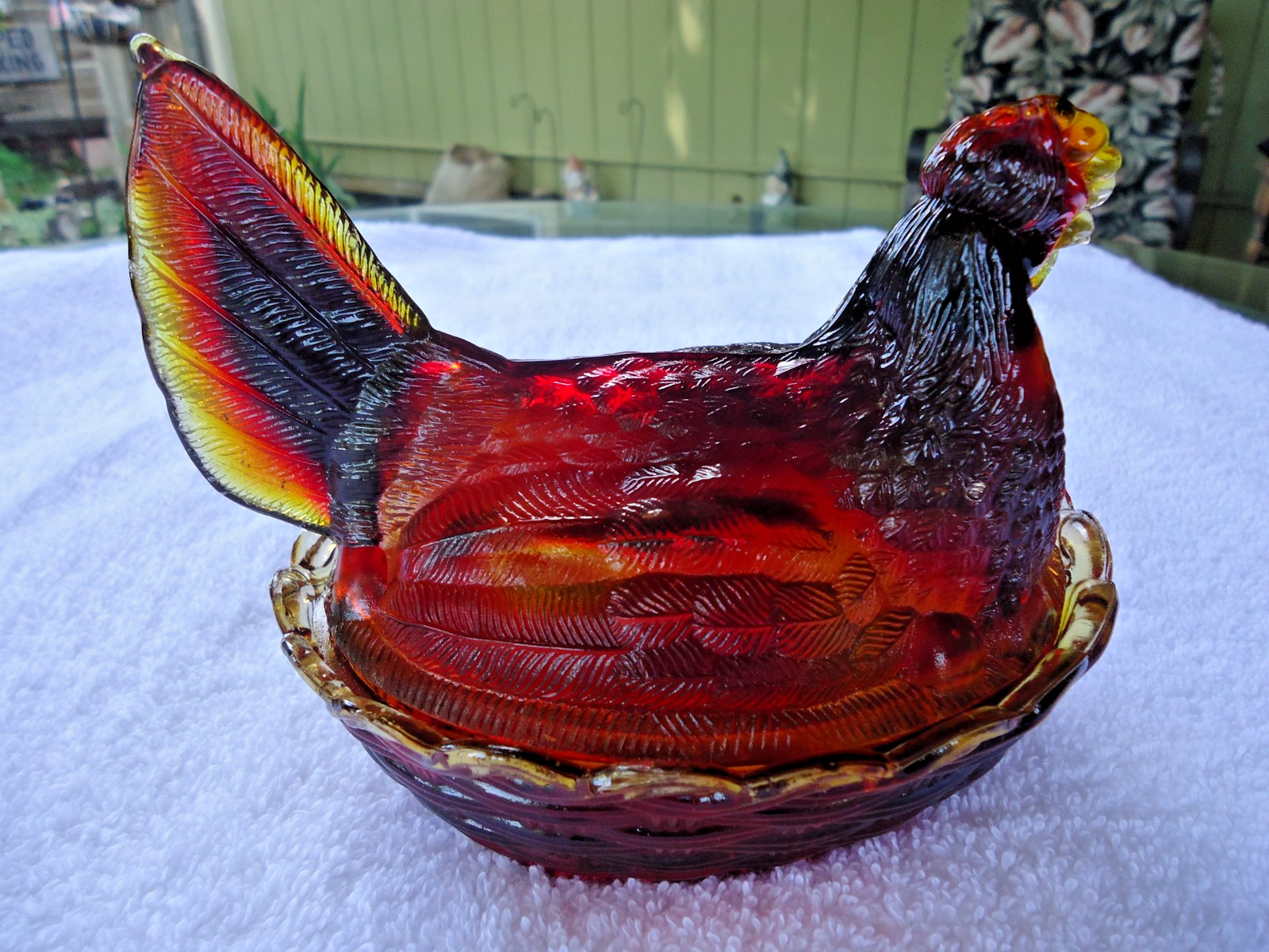 VINTAGE L.G. WRIGHT RUBY RED AMBERINA SPLIT TAIL HEN ON NEST Glows