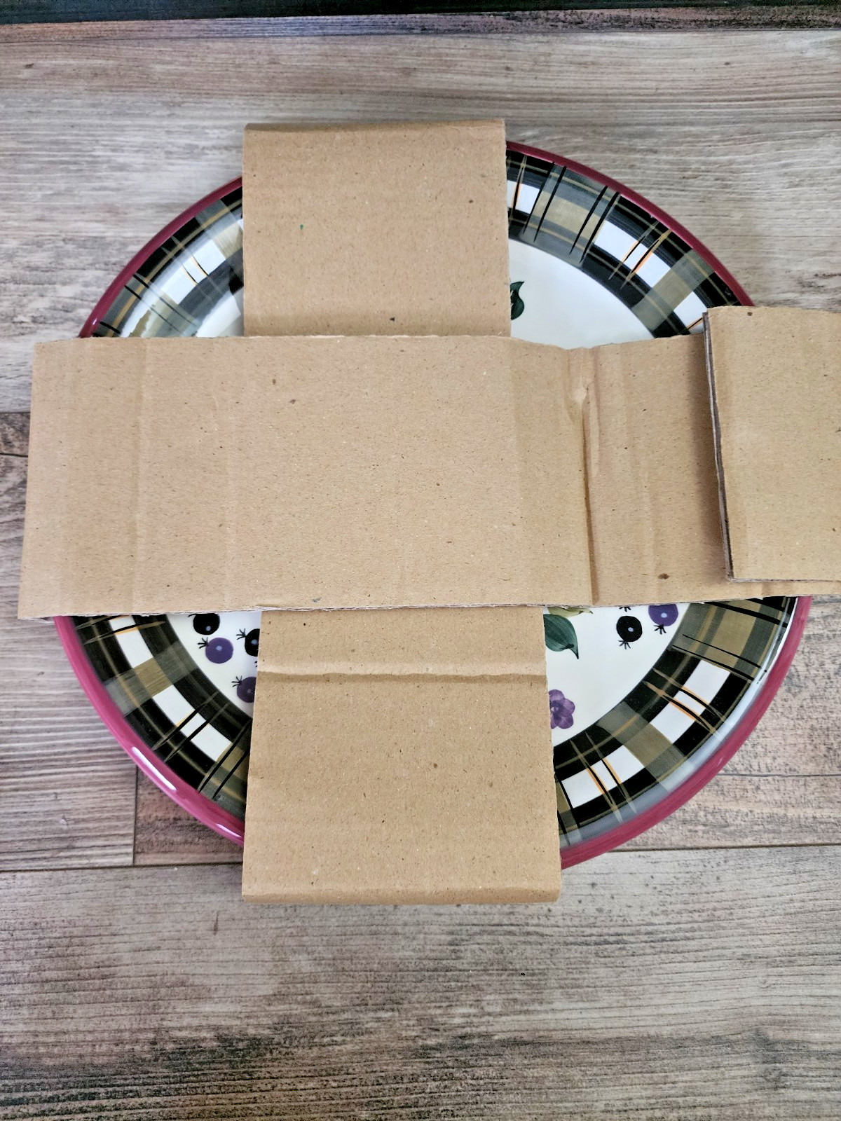 Oneida Strawberry Plaid Round Platter | 12″ diameter | New in Box