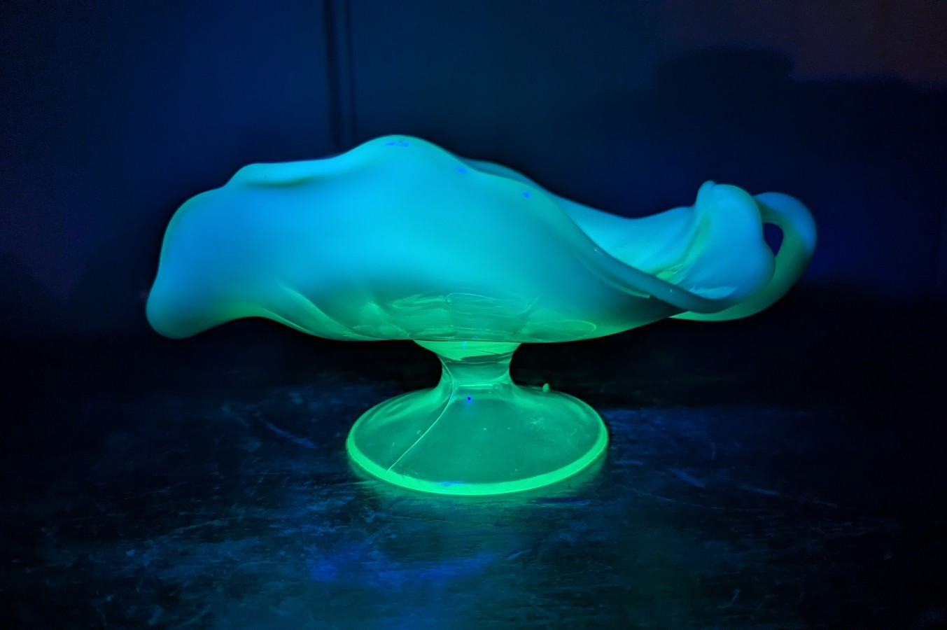 VTG Dugan LEAF RAYS Opalescent Vaseline Glass Triangular Dish Uranium Nappy