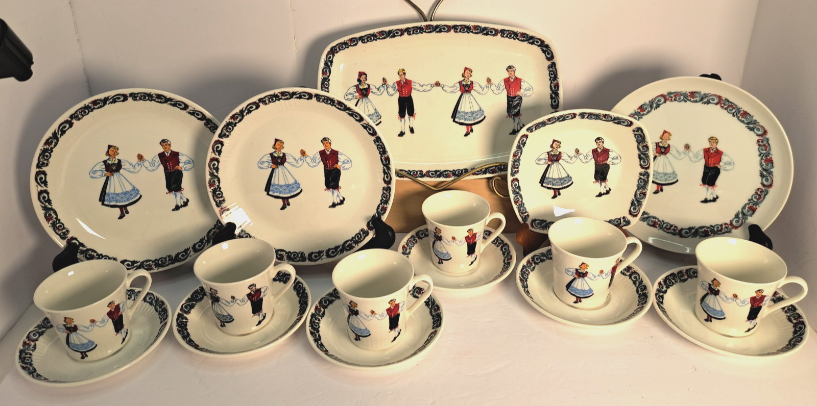 Figgjo Norway 17 Pc Set Hardanger Dancers 6 Ea Cup / Saucer 3 Salad Plate Tray +
