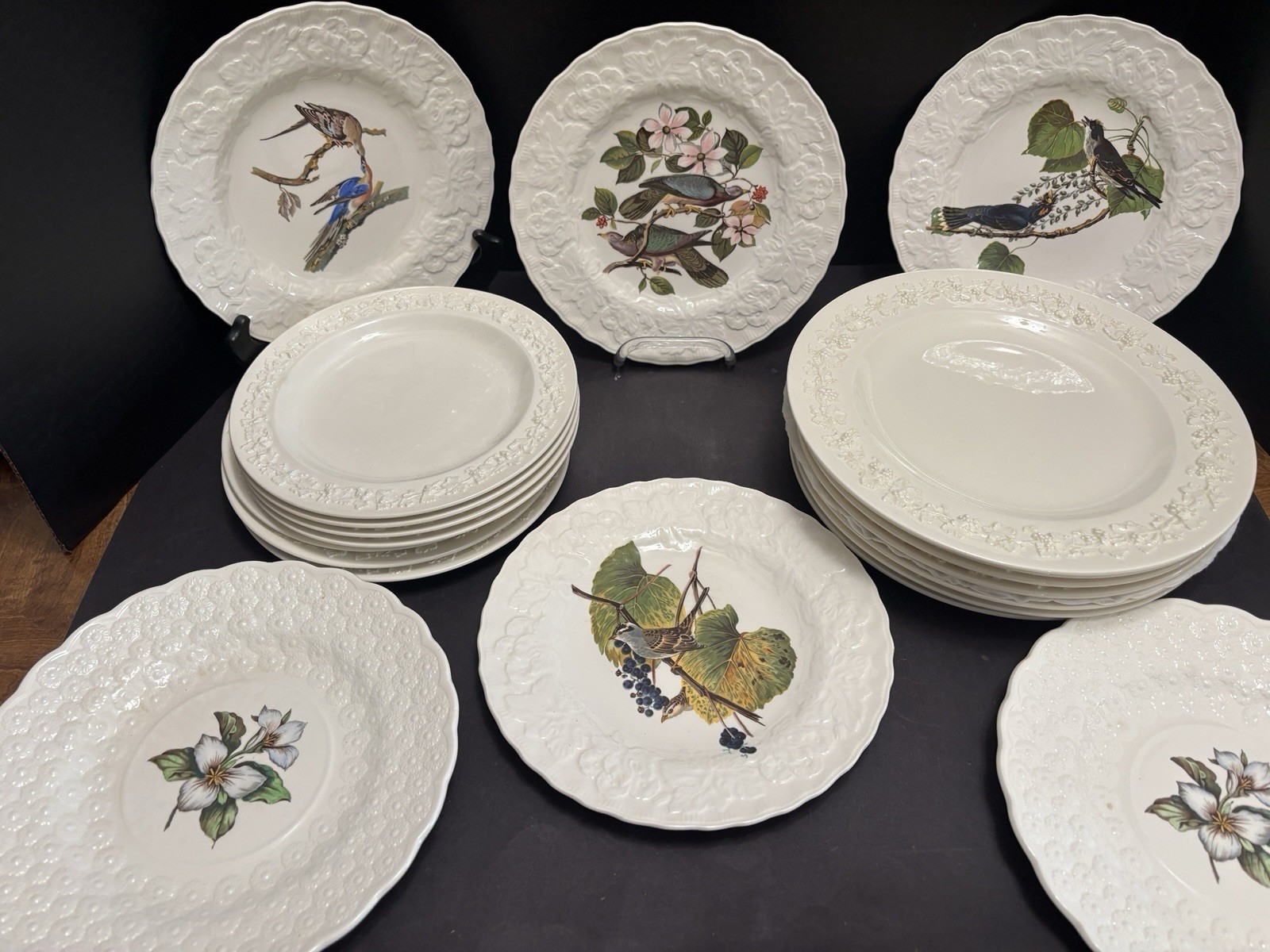 2 Wedgwood QUEENSWARE Embossed 10.25″ DINNER PLATES 1969 Vintage Vine Garland