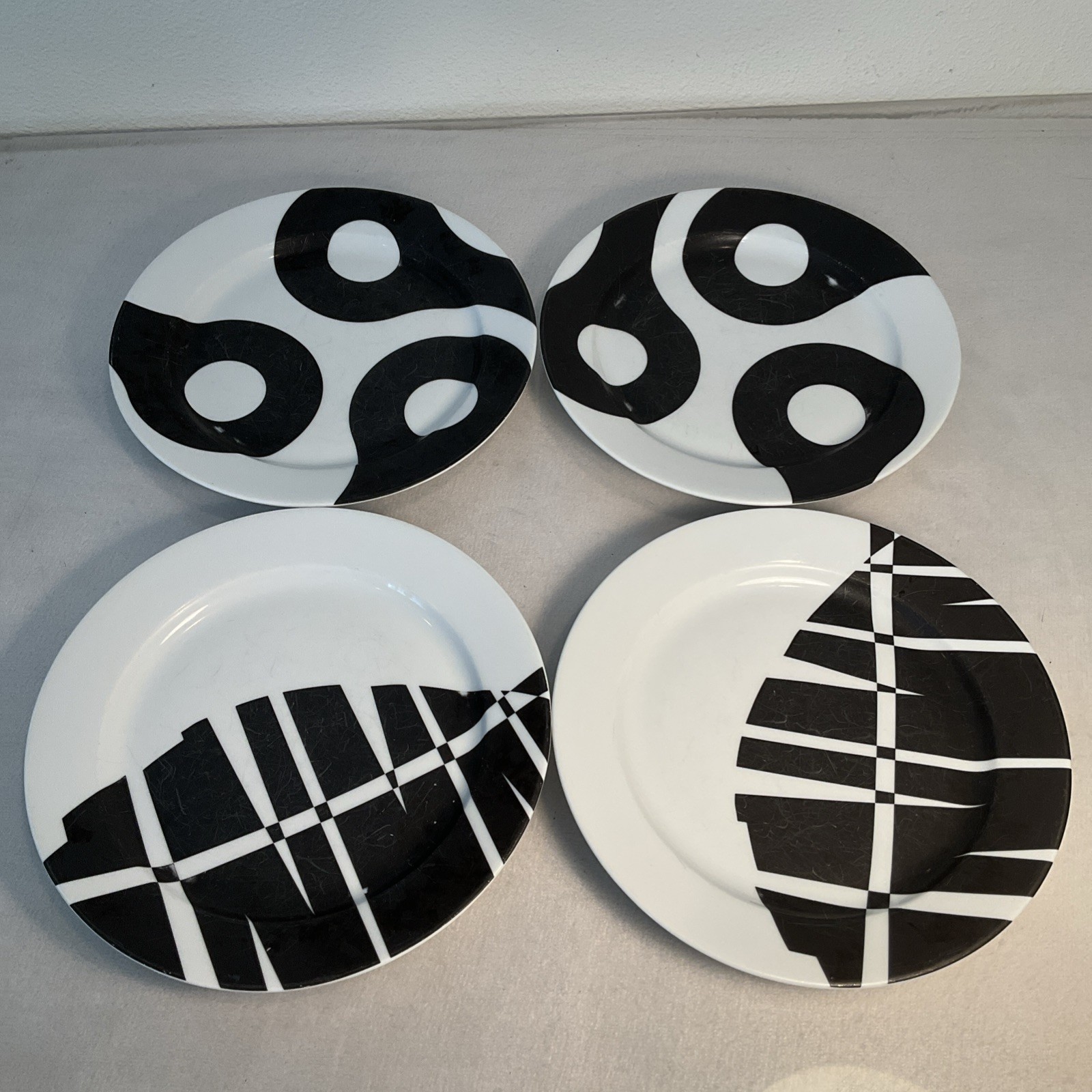 notNeutral 8” plate Set – Black and White. Set Of 4.