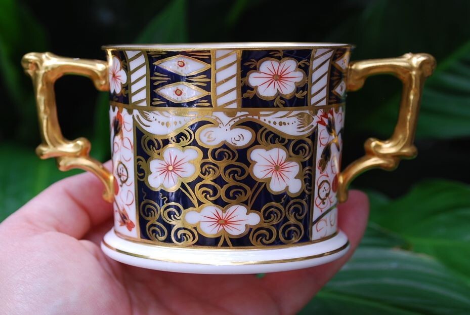 RARE Vintage ROYAL CROWN DERBY 2 Handled Loving Cup TRADITIONAL IMARI Blue Gold