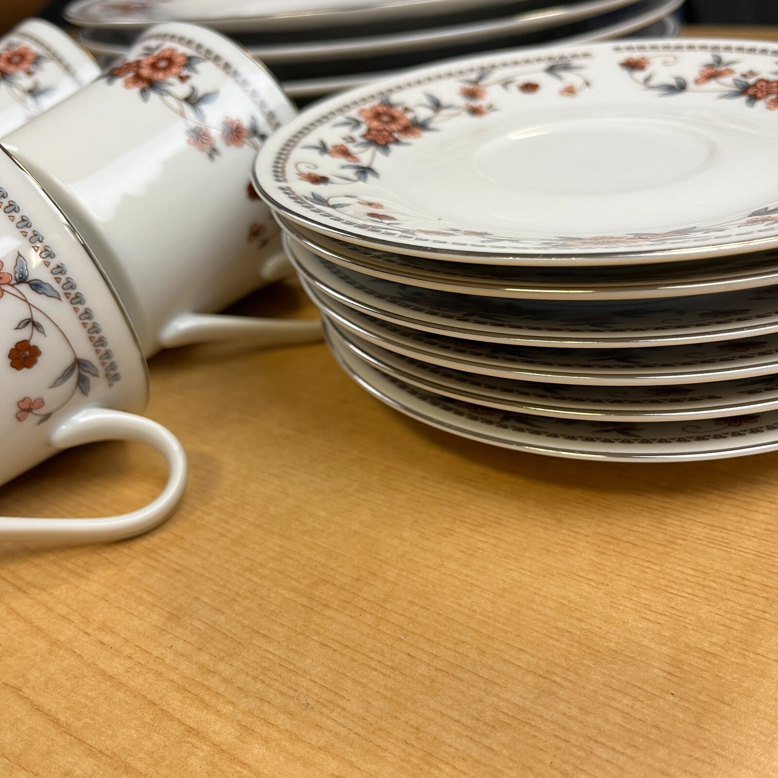 Sheffield Anniversary Porcelain Fine China full set 18 Piece