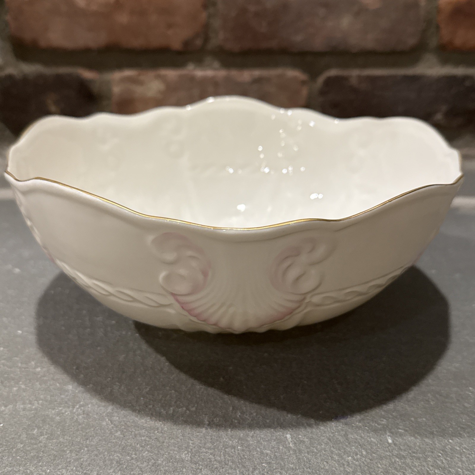BELLEEK – Georgian Shell – 9″ Round Vegetable Bowl – IRELAND – Pink – Gold Trim