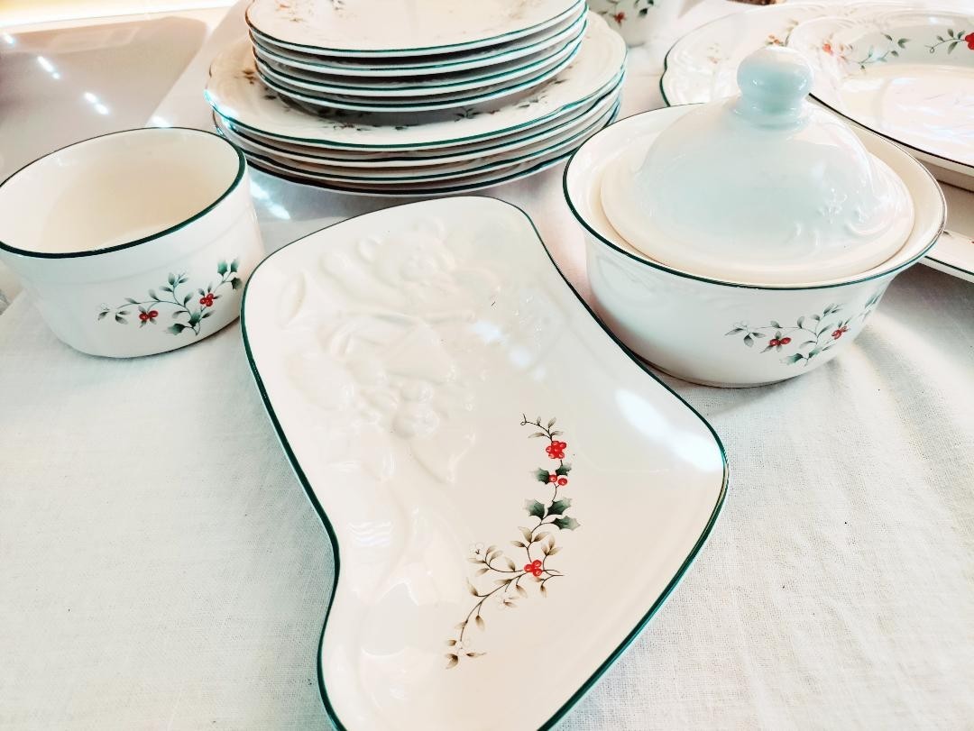 Pfaltzgraff Winterberry Christmas Holiday Plates Serving Pieces Bowls Teapot USA
