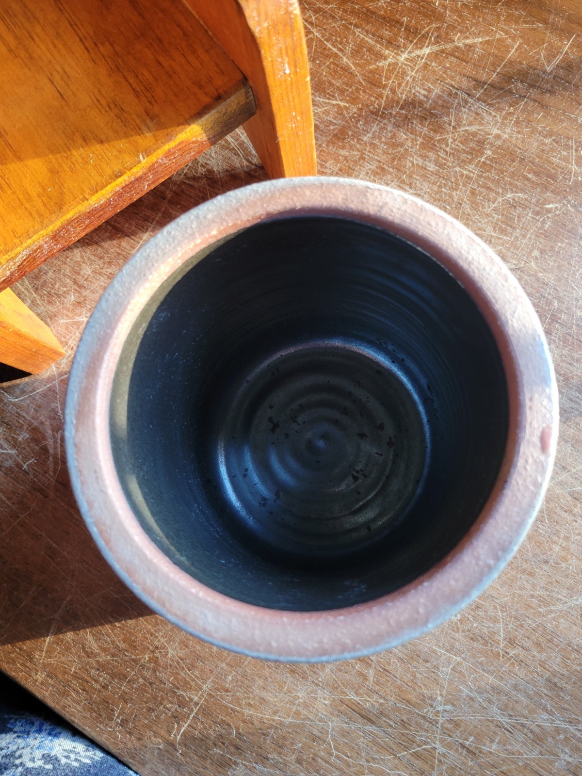 Salmon Falls Stoneware Pottery Crock Blueberry Basket 1988 With Decor Wood Chair