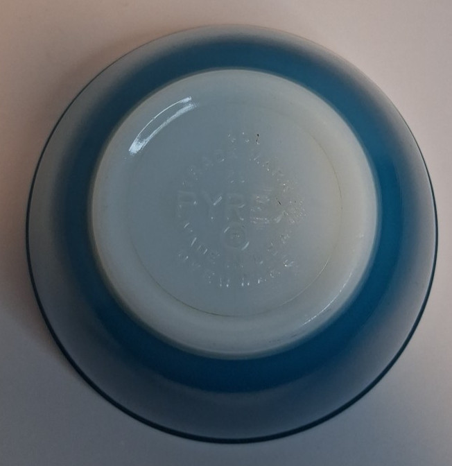 PYREX Primary Yellow #404 4 Quart & Blue #401 Mixing Bowls Very Good Condition