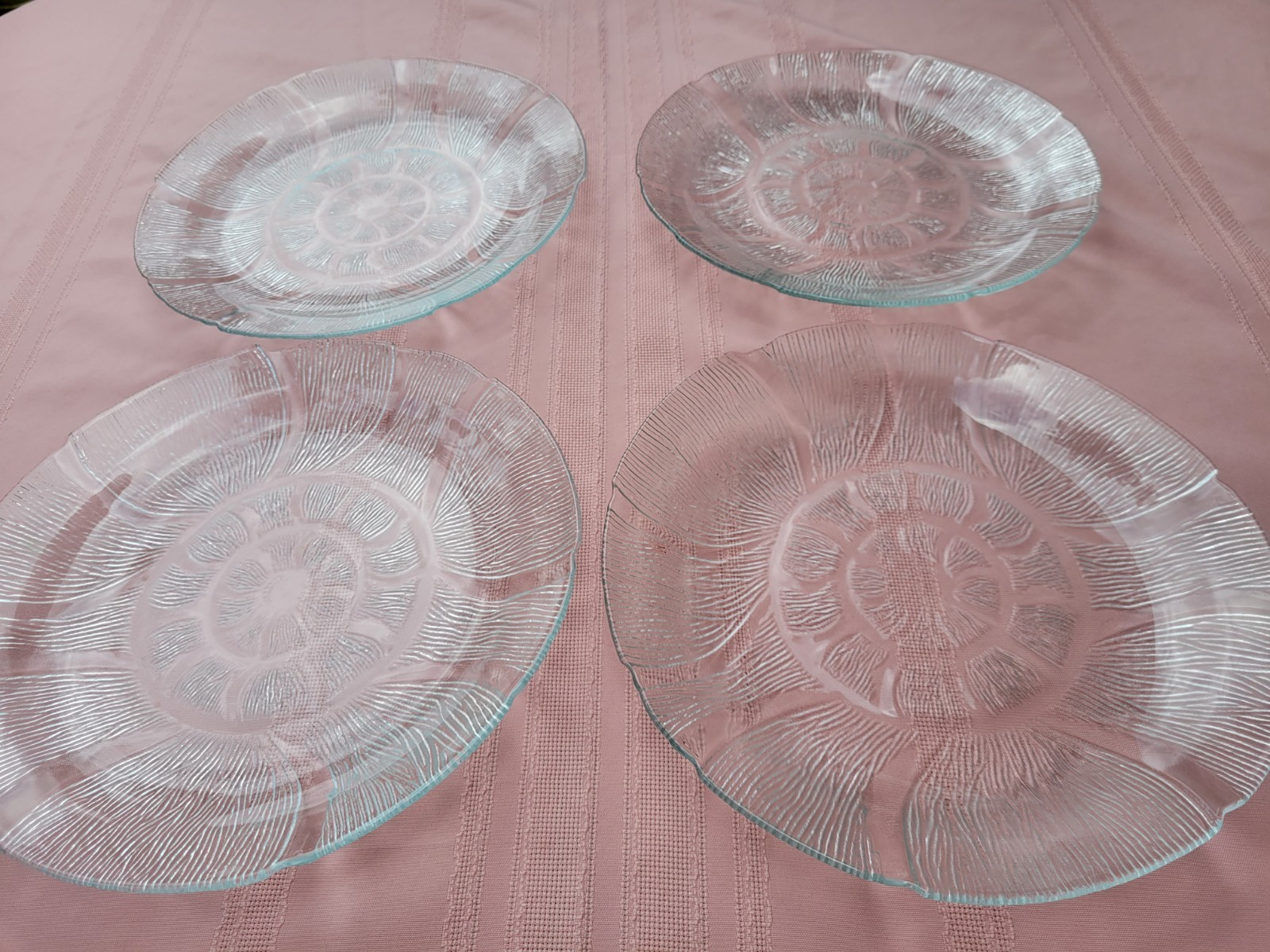 Kig (Indonesia) Vintage Clear Textured Fleur Leaves 10 inch 4.Dinner Plates