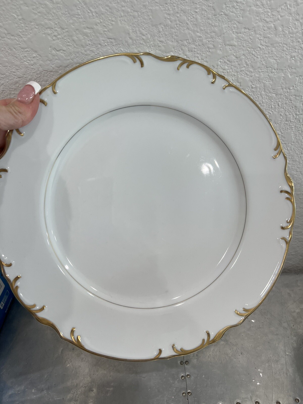 Mikasa Fine China Venice #9266 Dinner Plate 10-1/4″ White Gold Scalloped Edge