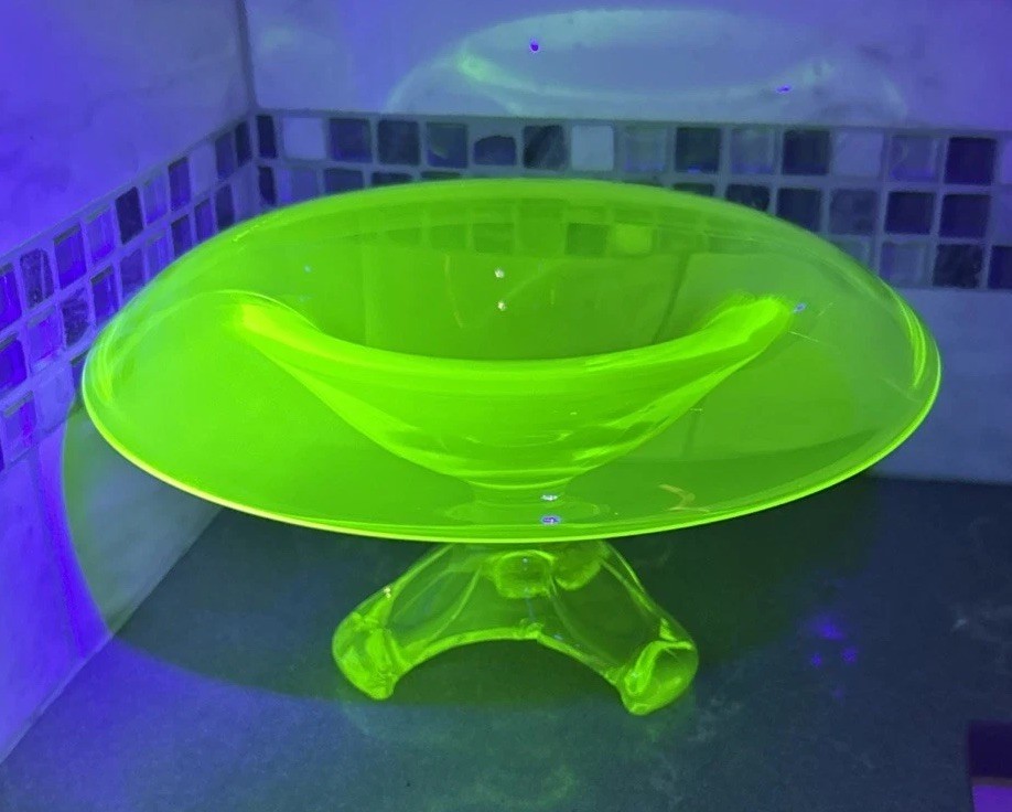 Viking 3 Toed Vaseline Lime Glass Uranium Rolled Rim Bowl-condition issues