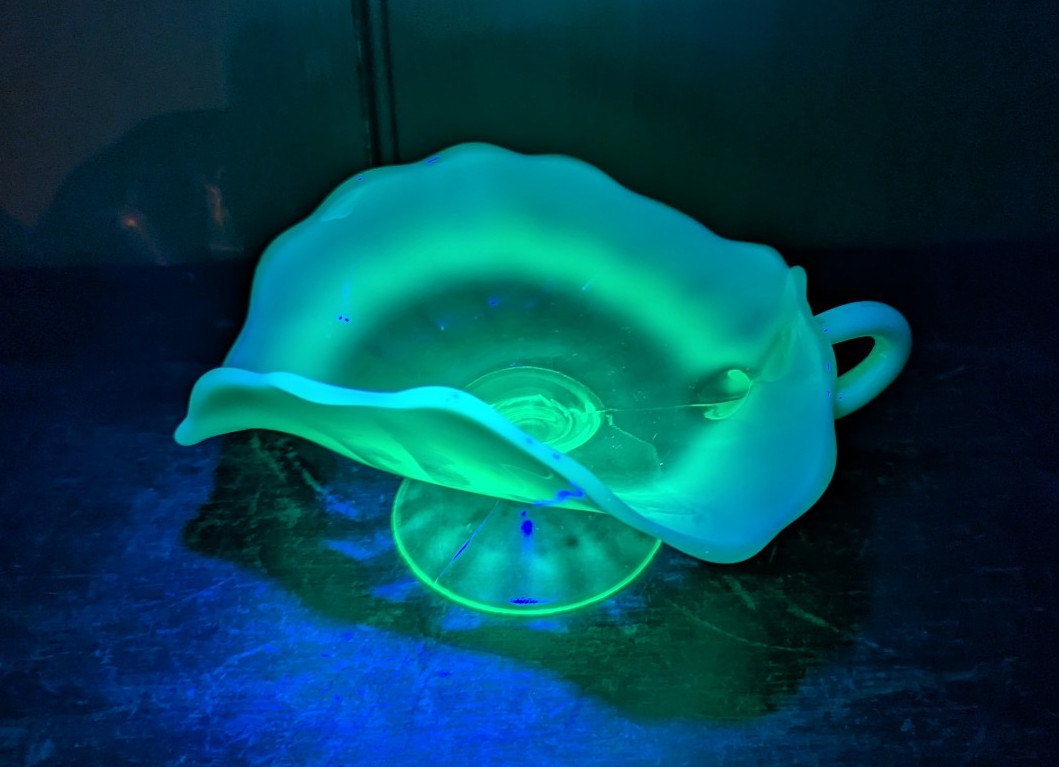 VTG Dugan LEAF RAYS Opalescent Vaseline Glass Triangular Dish Uranium Nappy