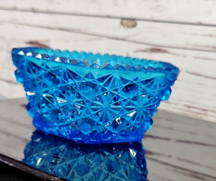 Vintage L.E. Smith Blue Art Glass Hexagon Daisy and Button Bow Sawtooth Rim